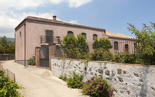 Simply Red’s Mick Hucknall to sell Sicilian estate and private vineyard ...